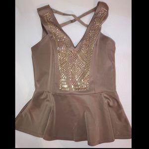 Nude top with crossing straps in the back